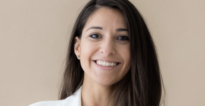 Judith Niedl trägt einen weißen Blazer  | Credit: @irisamaliaphotography