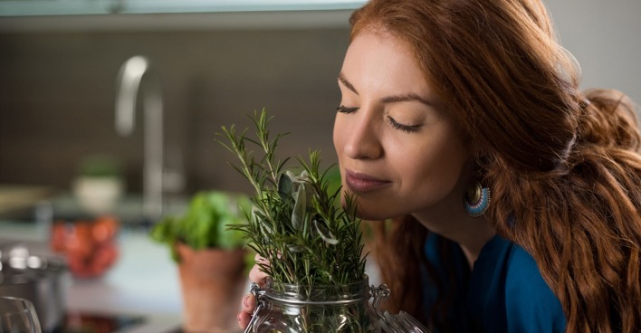 Frau riecht am Rosmarin | Credit: iStock.com/Ridofranz