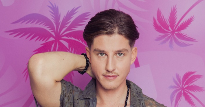 Hannes Mörl vor einer pinken Wand für Love Island