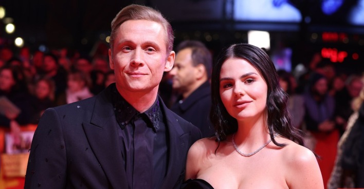 Matthias Schweighöfer und seine Ruby O. Fee auf einer Veranstaltung.