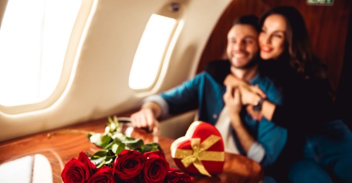 Ein Paar sitzt in einem Privatjet.