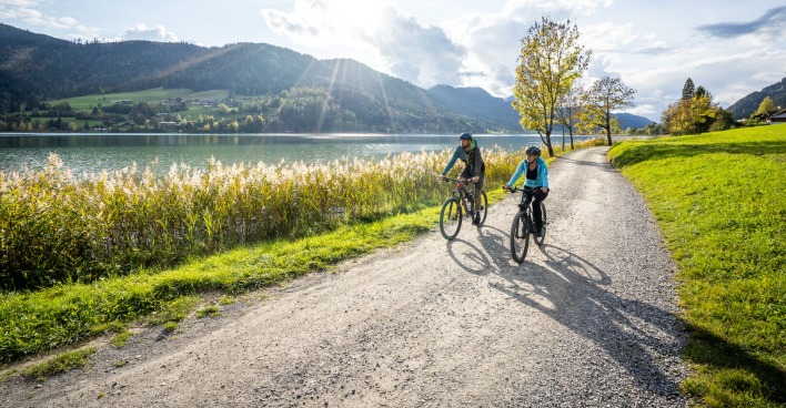 Zwei Radfahrer inmitten einer herrlichen Landschaft