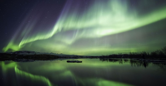 Grüne Nordlichter über Island.