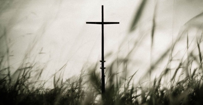 Ein Kreuz, Symbol der Kirche, in düsteren Farben