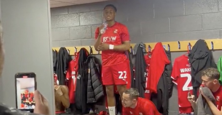 Udoka Godwin-Malife singt in der Kabine seines Fußballclubs