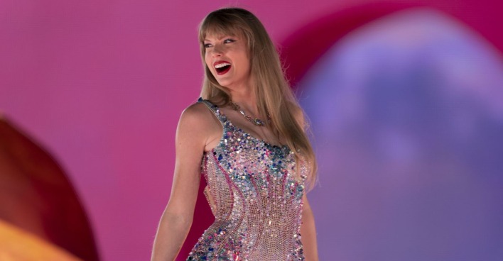 Taylor Swift mit Glitzerkleid auf der Bühne.