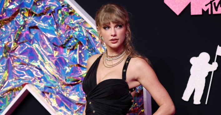 Taylor Swift in einem schwarzen Kleid.