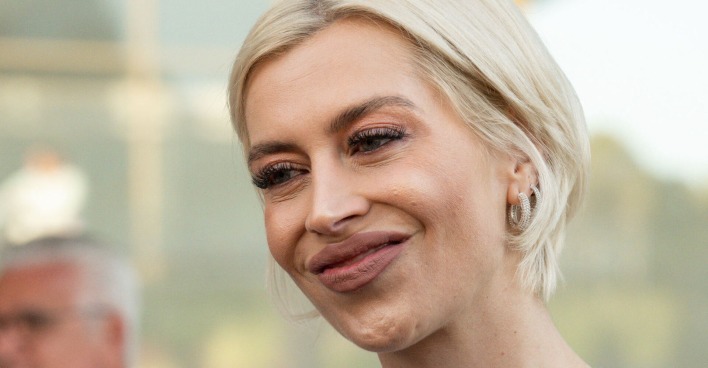 Verena Kerth mit blonden Haaren und braunen Lippenstift bei einem Interview