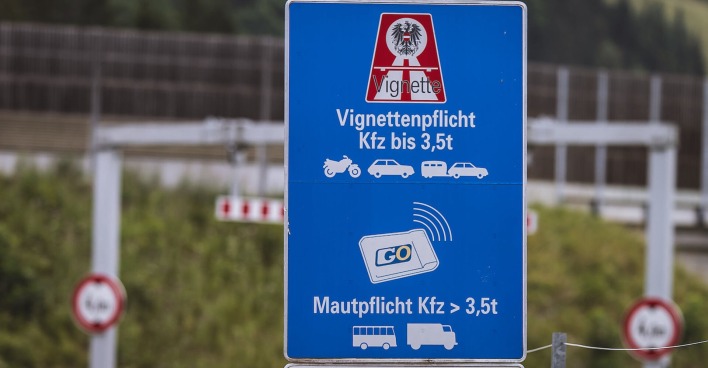 Verkehrsschild mit Hinweis auf Vignettenpflicht in Österreich