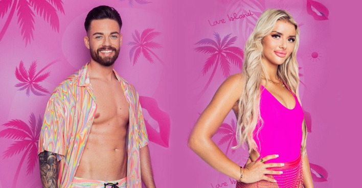 Love Island Kandidat Luca mit einem bunten Sommerhemd und Jenny mit einem pinken Bikini. Beide stehen vor einer pinken Fotoleinwand.