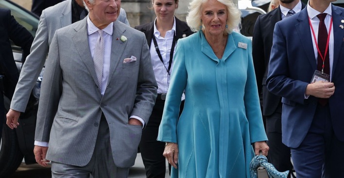 König Charles und Camilla steigen aus dem Auto