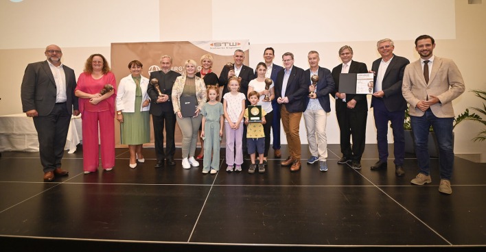 Erwin Smole, Sebastian Schuschnig, Alois Dolinar und die Gewinner des Energy Globe Award Kärnten 2023