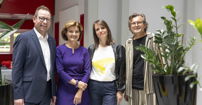 Markus Klement (Landesdirektor ORF Vorarlberg), Jasmin Ölz (Kulturkoordinatorin ORF Vorarlberg), Alexandra Berlinger (Künst­lerin) und Marbod Fritsch (Kurator) (v. li.).