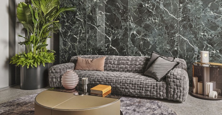 Wohnzimmer mit Sofa, Beistelltisch und Pflanze