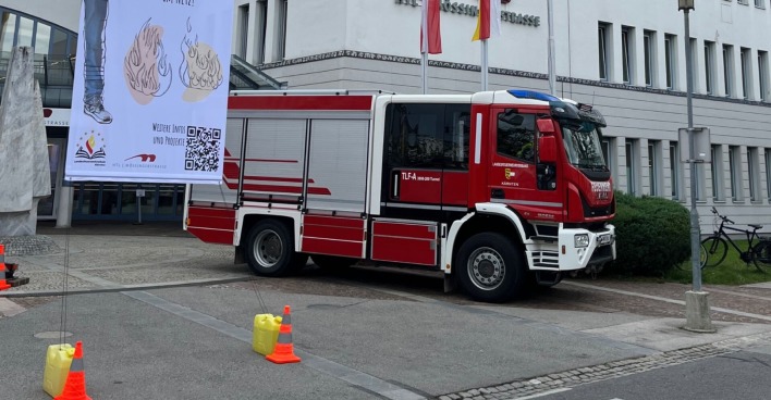 Feuerwehrauto vor der HTL Mössingerstraße