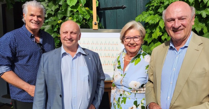 Gastgeber und prominente Besucher am Weingut der Familie Pröll | Credit: Hilfe im eigenen Land
