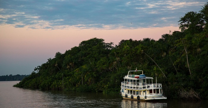 Bootsfahrt durch den Amazonas | Credit: iStock.com/Roman_Rahm