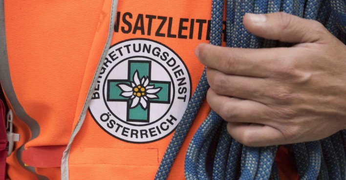 Das Bergrettungszeichen auf einer Rettungsweste.
