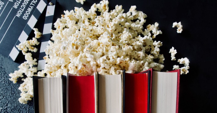 Bücher mit Popcorn | Credit: iStock.com/Gergelyne Koczka