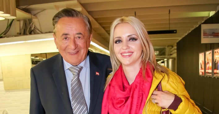 Richard Lugner trägt ein blaues Sakko und Cathy Lugner einen pinken Schal und eine gelbe Jacke.