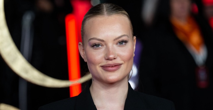 Cheyenne Ochsenknechtbei einem Event mit einem strengen, zurückgelegten Zopf.