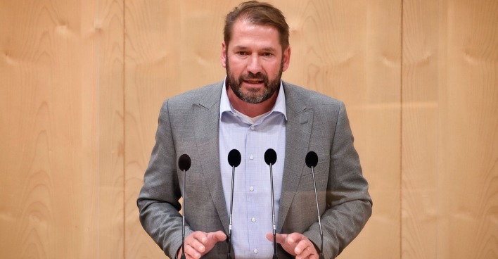 Clemens Stammler am Rednerpult im Parlament