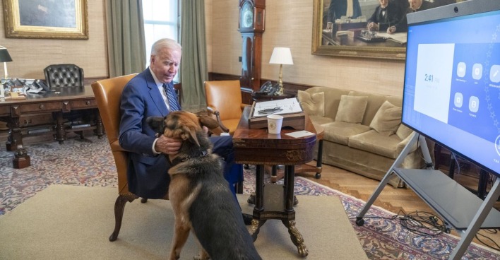 US-Präsident Joe Biden streichelt seinen Hund "Commander".