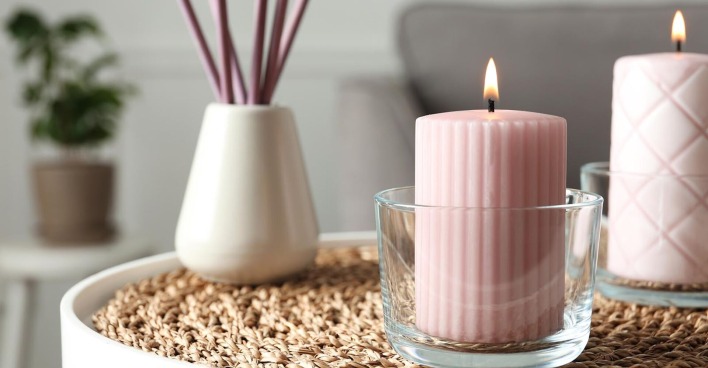 Duftkerze steht auf einem Tisch | Credit: iStock.com/Liudmila Chernetska
