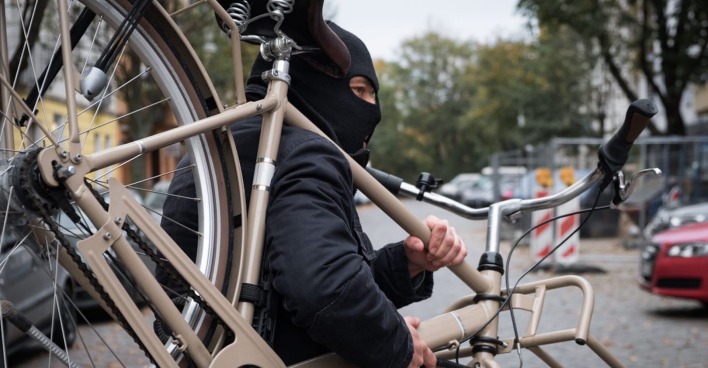 Ein Dieb stiehlt ein Fahrrad.