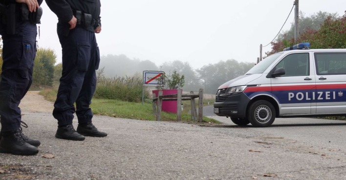 Zwei Polizisten und ein Polizeiauto.