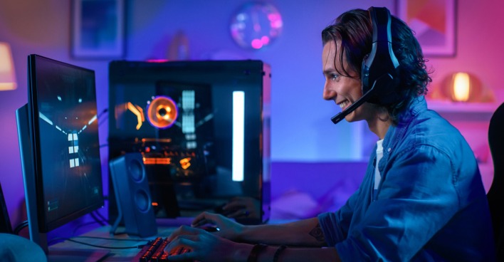 Junge spielt Videospiele | Credit: iStock.com/gorodenkoff