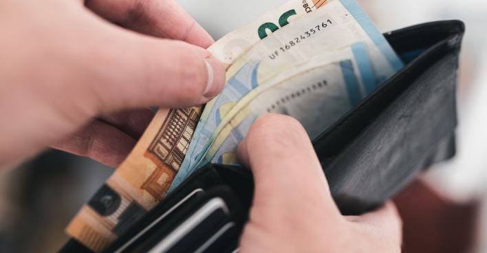 Geld in einer Geldbörse.