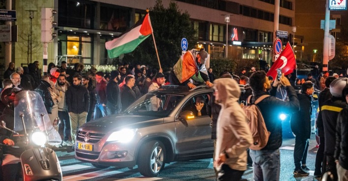 Menschen demonstrieren nach dem Angriff auf ein Krankenhaus im Gazastreifen. Sie schwenken Fahnen.