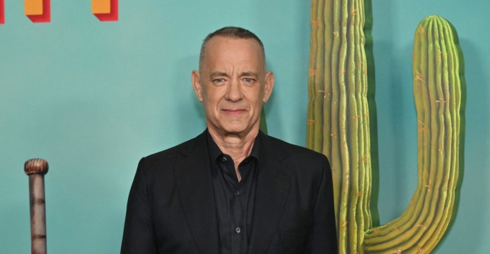 Tom Hanks vor seinem Filmplakat "Asteroid City"