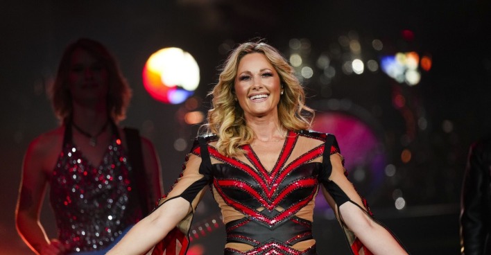 Helene Fischer in einem rot-schwarzen Kostüm mit Cut-Outs
