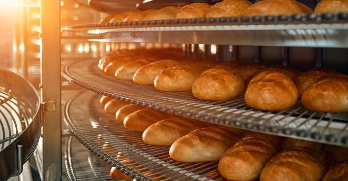 Frisch gebackenes Brot in Regalen