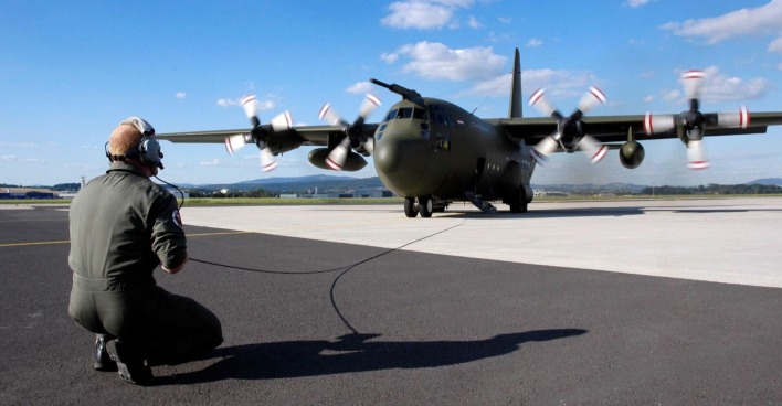 Bodenpersonal bereitet den Start des Transportflugzeugs C-130, genannt Hercules, vor.