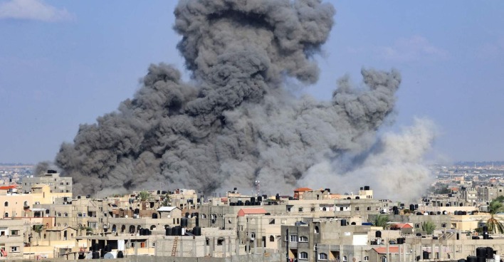 Dunkle Rauchwolke über dem Gaza-Streifen.