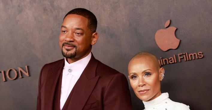 Will und Jada lachen am Red Carpet für die Fotografen.