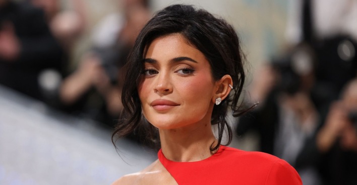 Kylie Jenner im roten Kleid und einer Hochsteckfrisur