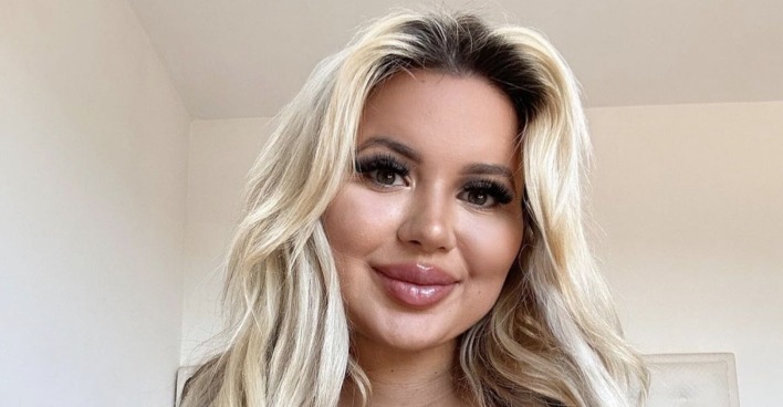 Influencerin Jessy Bunny mit offenen blonden Haaren.
