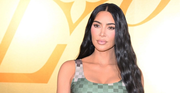 Kim Kardashian bauchfrei bei einem Red Carpet Event