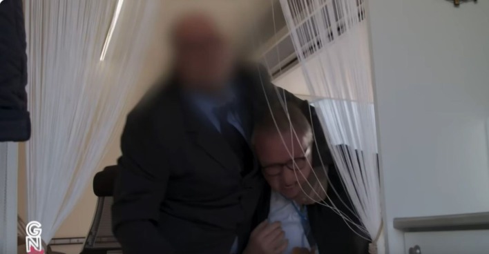 Peter Klien im Schwitzkasten eines Security Mitarbeiters