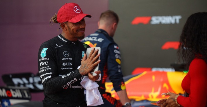 Lewis Hamilton spricht nach einem Rennen mit einer Frau.