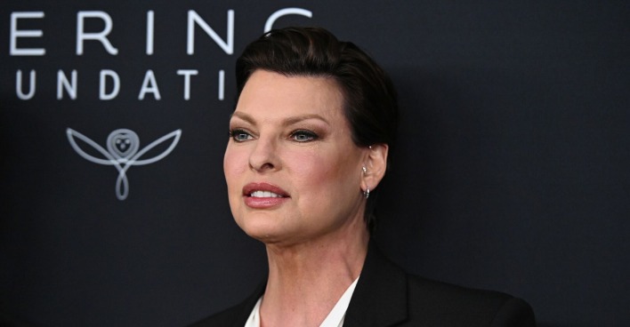 Linda Evangelista am Red Carpet mit gewohnt strenger Miene