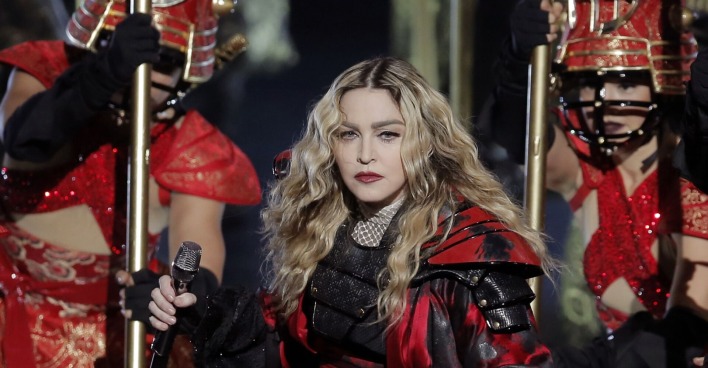 Madonna mit ernster Miene auf Rebel Heart World Tour