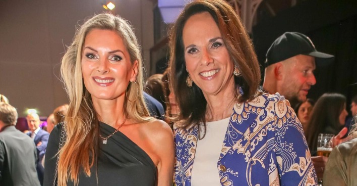 Martina Kaiser mit Vera Russwurm bei einem Event.