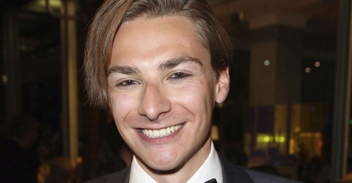 Max Suhr mit geschminkten Augen und kurzen, glatten Haaren.