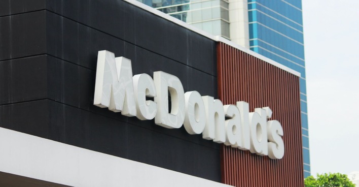 Man sieht in einer großen weißen Schrift Mc Donalds.