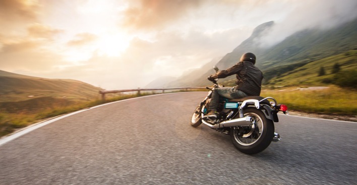 Motorradfahrer auf der Straße | Credit: iStock.com/Kesu01